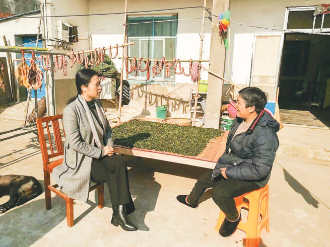 王颖(左) 女,汉族,49岁,中共党员,江苏省溧阳市人民政府办公室副主任,市信访局党组书记、局长、四级调研员。